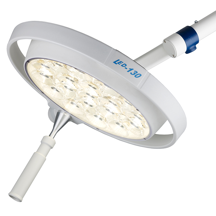 Mach LED 130 F (fokussierbar) Untersuchungsleuchte Stativmodell, auf 5-Fuß-Stativ, Kurzarmgelenk, inkl. Netzteil im Stativ montiert